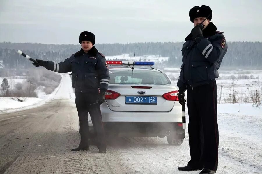 Сайт гибдд кемеровской области. ГИБДД Кузбасса Кемерово. Гаишники Кемерово. ДПС зима. Автомобили ГИБДД Кемерово.