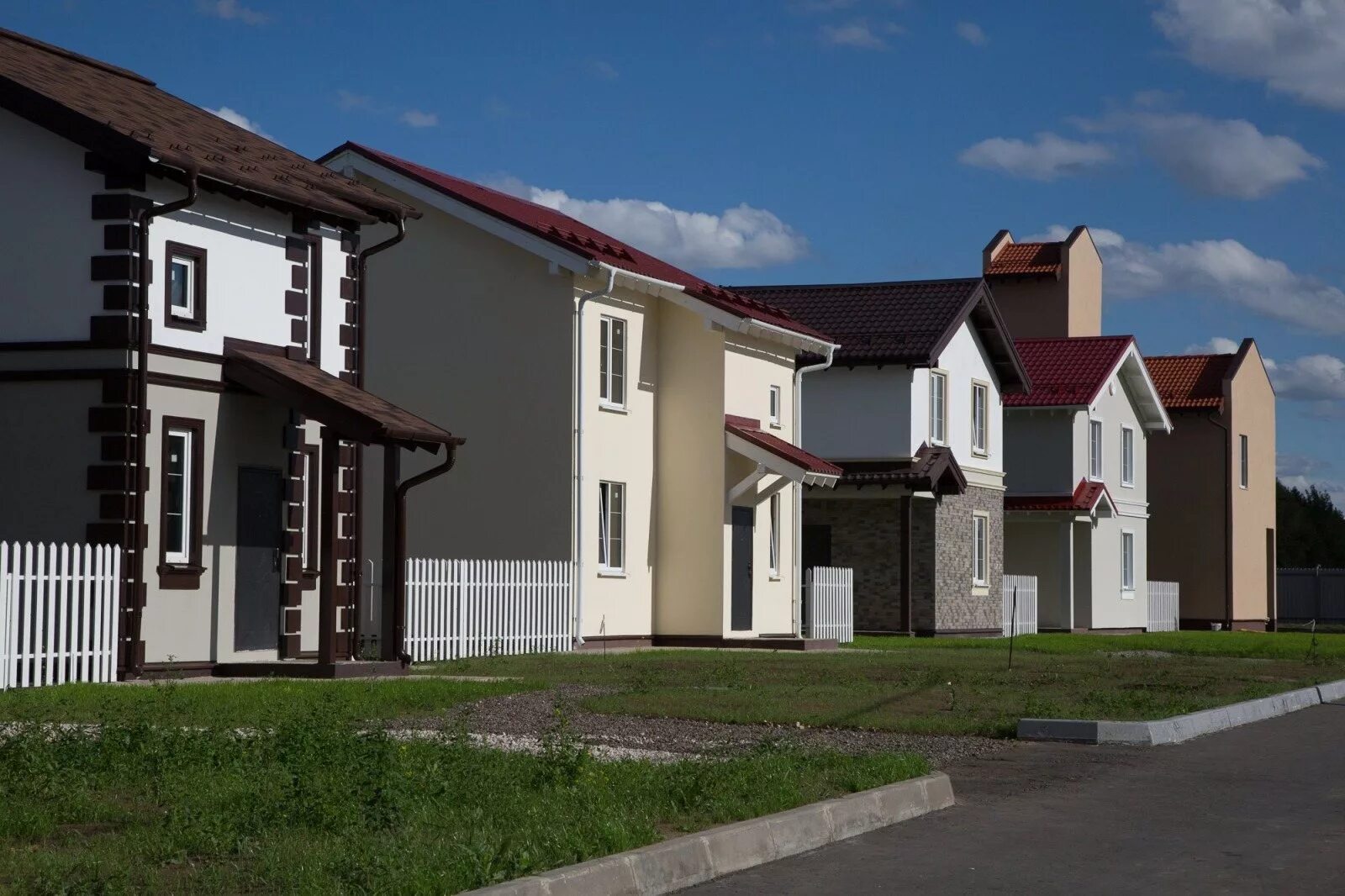 застройщики частных домов и коттеджей. застройщики частных домов и коттеджей. посёлок дарьино челябинск. таунхаусы современные. застройщики частных домов и коттеджей.