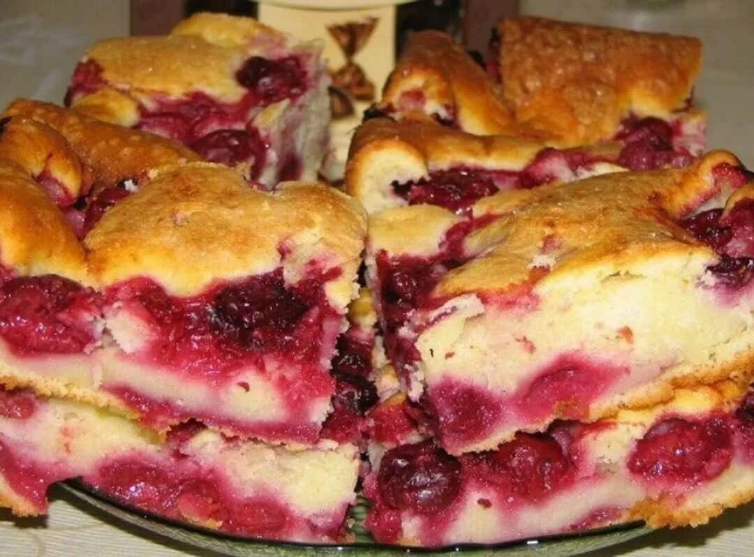 Рецепт пирога скорый. Пирог с вишней. Пирог с вишней на кефире в духовке. Вкусные пироги с ягодами. Выпечка с вишней замороженной.