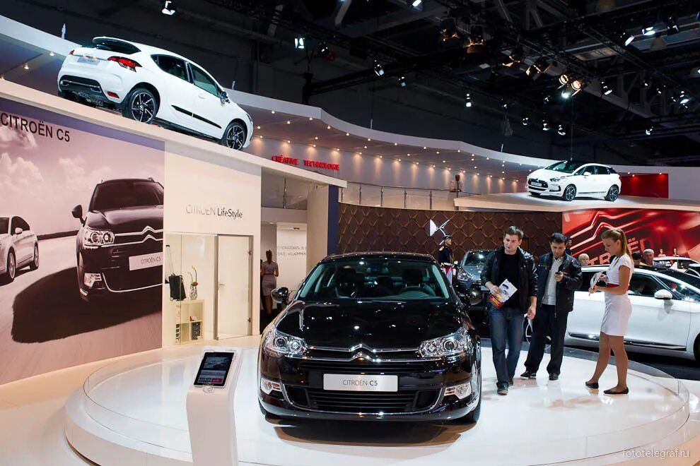 автосалон выставка. ммас 2014 девушки. ммас 2014. выставка автомобилей в москве. лада из автосалона.