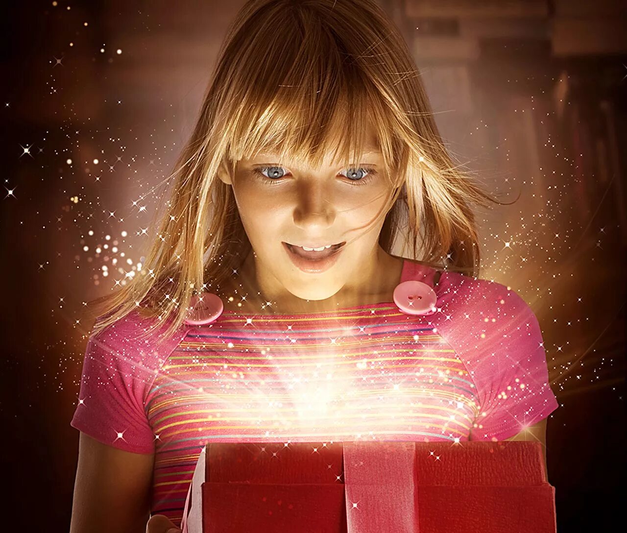 Девочка с языком. Чудо волшебство. Дверь в новую жизнь. Подарки для детей. Девушка радуется подарку.