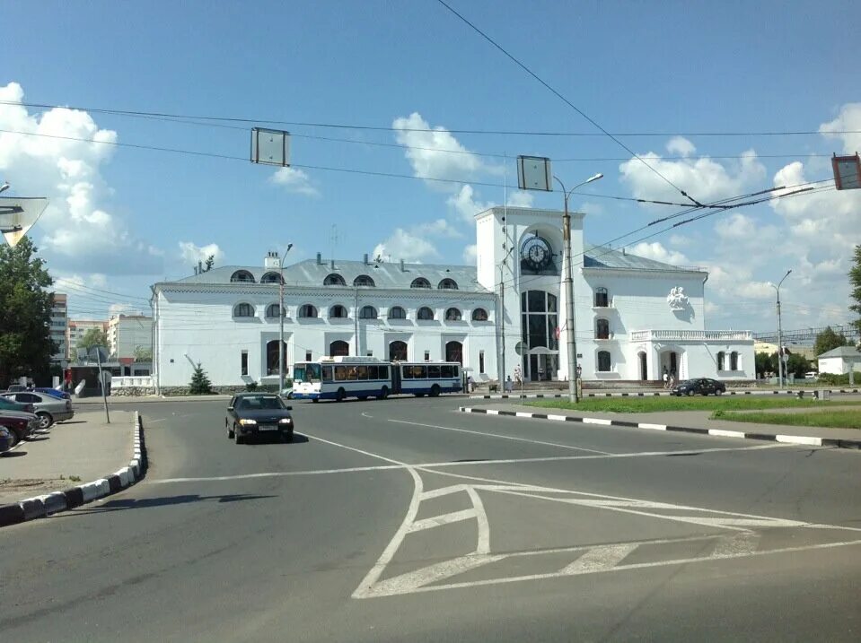 Вокзал в Великом Новгороде. ЖД вокзал Великий Новгород. Железнодорожный вокзал Великий Новгород Привокзальная площадь. Вокзал Новгород Великий 19 век. Вокзал великий новгород телефон