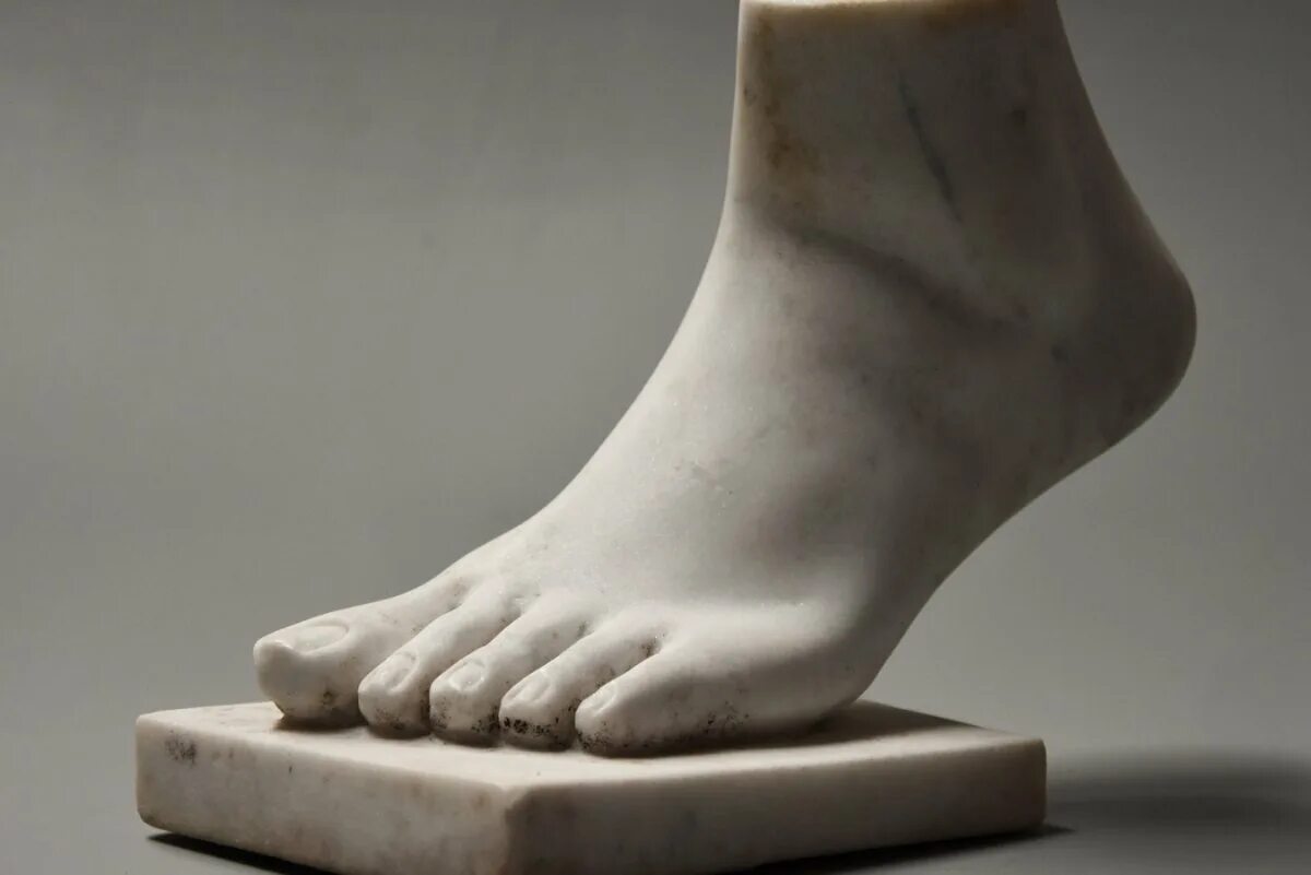 Нога статуя. Греческая стопа Микеланджело. Гипсовая стопа Геракла. Стопа скульптура. Стопы греческих статуй.