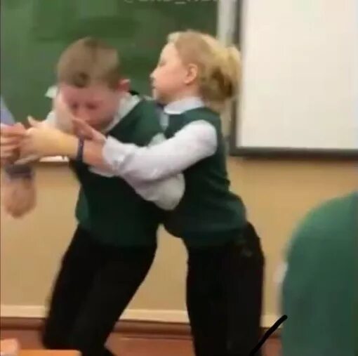 3 девочки бьют 1 девочку. Школьники бьют школьника. девочька бьёт мальчика. школьник бьёт одноклассницу.