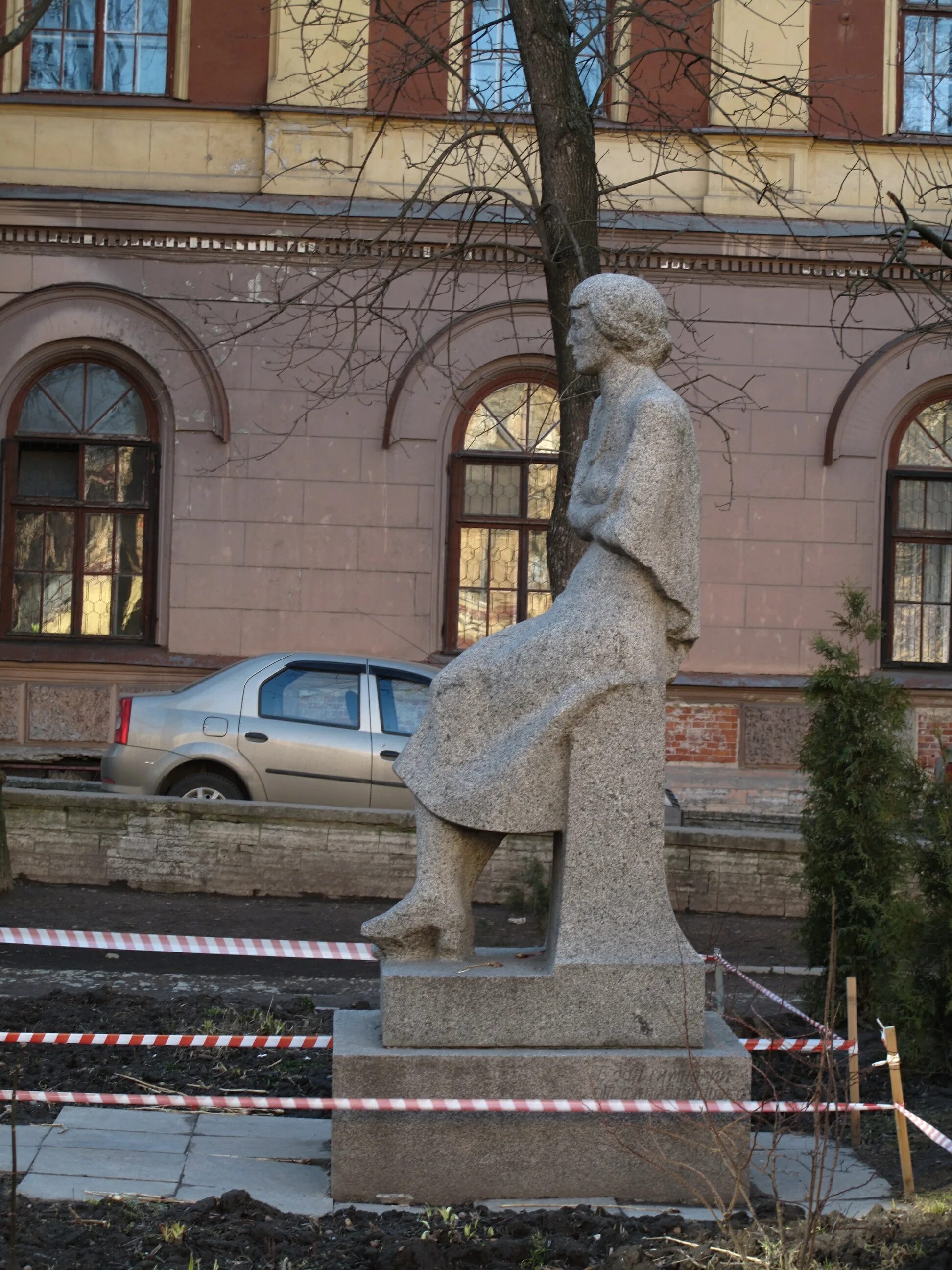 Памятник ахматовой в санкт петербурге. Памятник ахматовой в санкт петербурге. Кресты санкт-петербург памятник ахматовой. Памятник анны ахматовой в санкт-петербурге кресты. Памятник ахматовой в санкт петербурге.