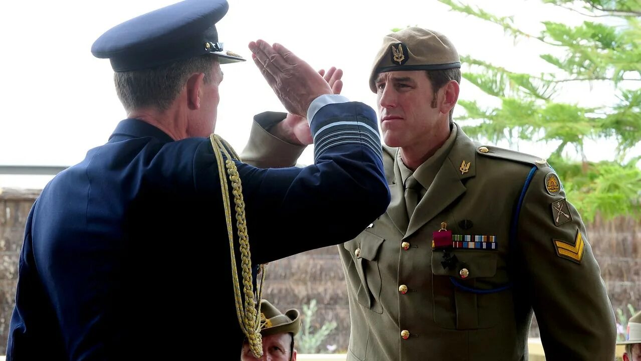 Шеф честь офицера. Ben roberts-smith. отдать честь. военное приветствие. военный отдает честь.