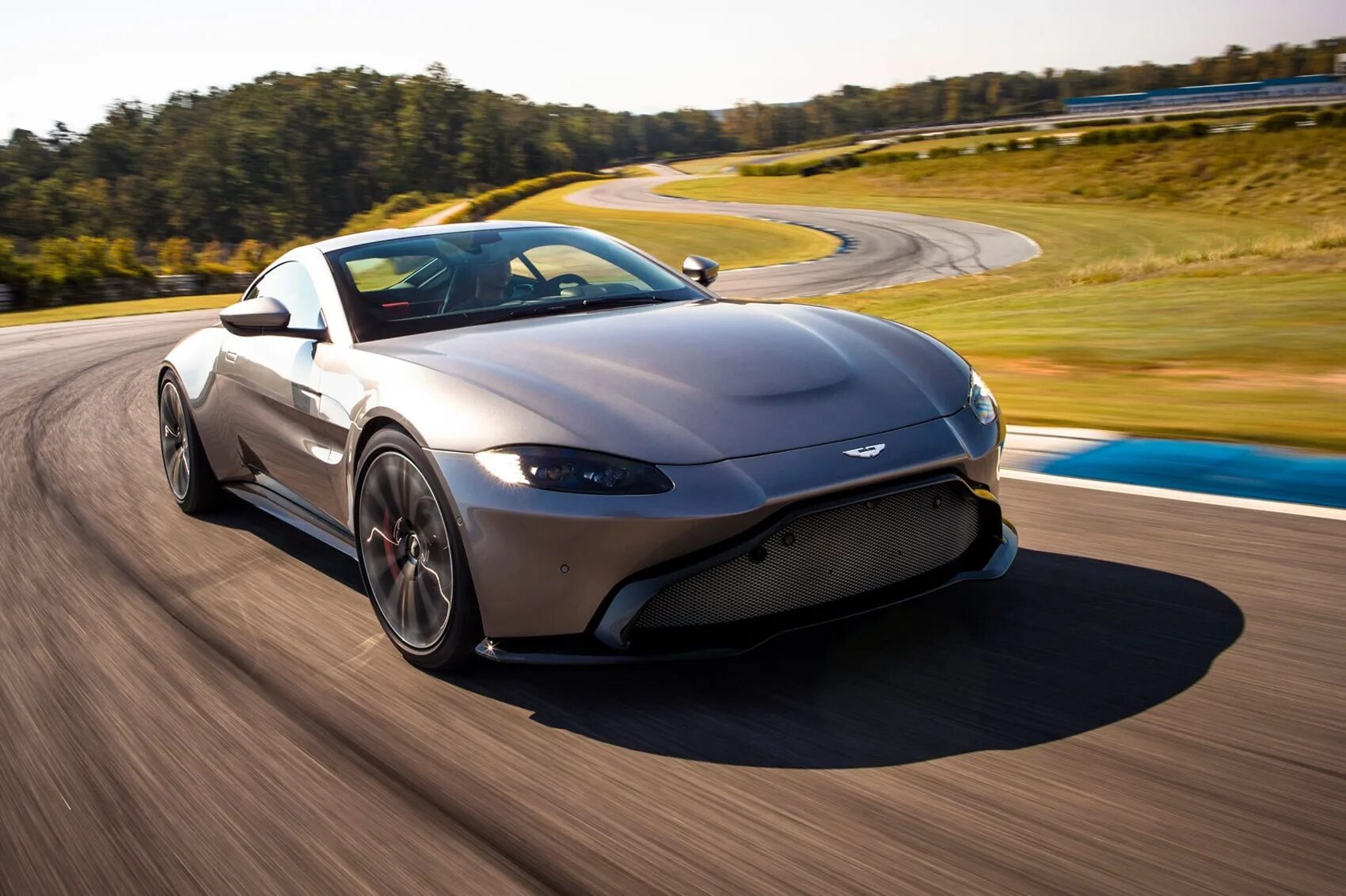 Спокойные машины. Aston Martin Vantage 2022. Aston Martin Vantage 2019. Aston Martin Vantage 2021.