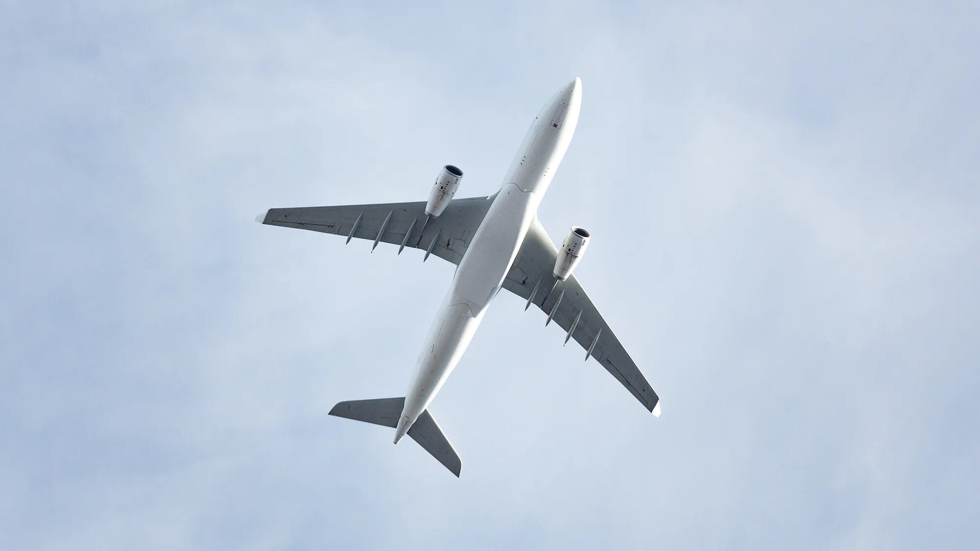 Хлопок от самолета. Passenger plane bottom view. Plane for bottom. Самолеты и овощи. Plane bottom view.