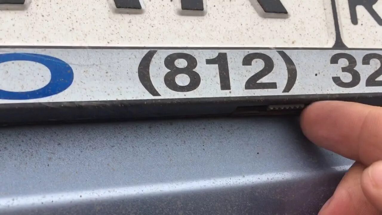 Заменить номера на автомобиле. Номерные рамки для быстрого снятия номера. Табличка в номерную рамку авто. Снятие номерных рамок. Открутить рамку номера.