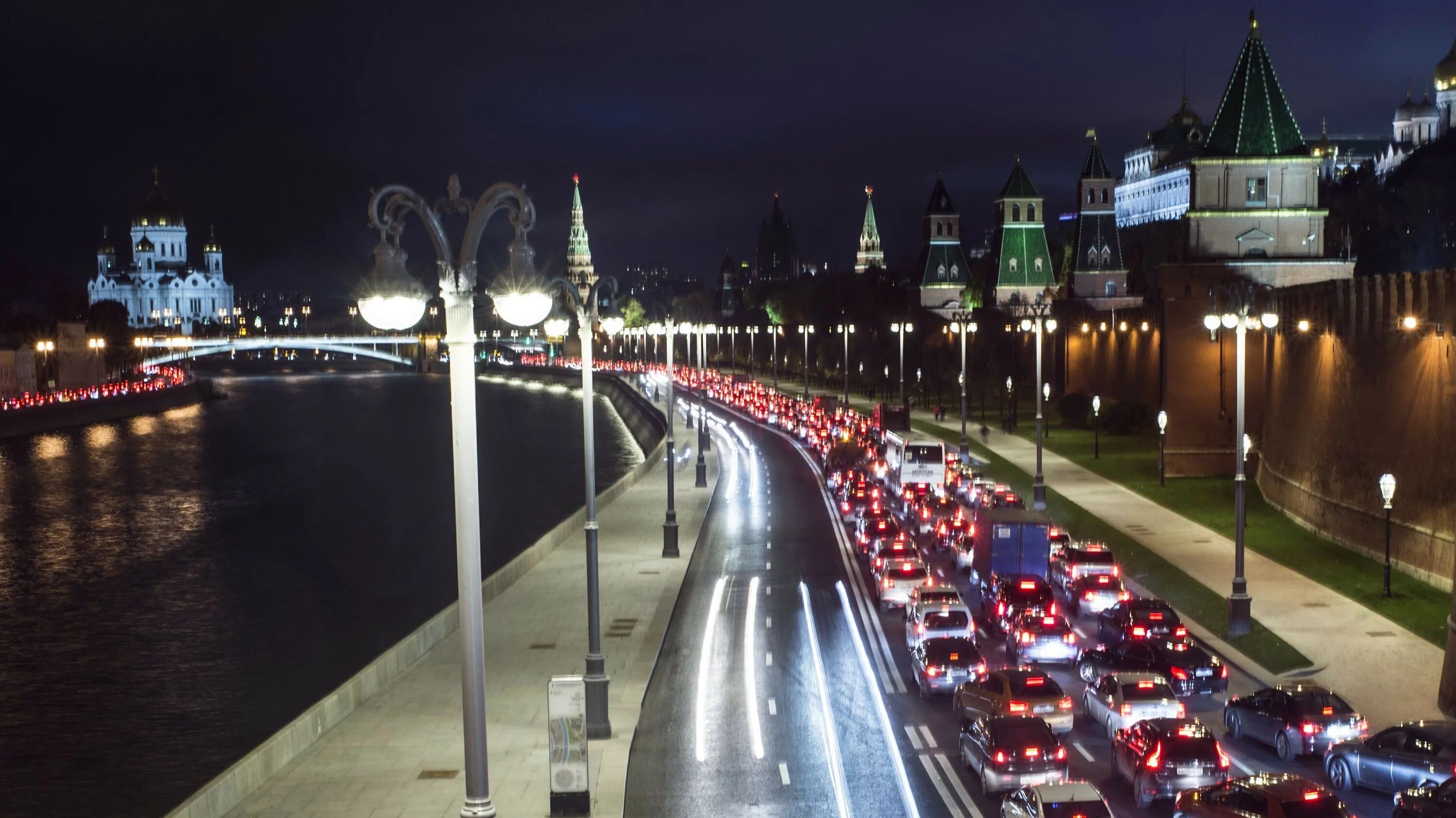 Фонари на кремлевской набережной. Много машин на город мост Москва. Кремлевские затычки. Кремлевская набережная 2000 года реклама Мерседес. Москве нужен киев