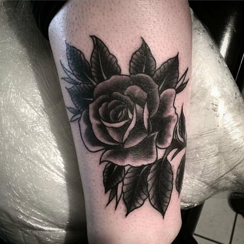 Розы темные тату. Темные цветы тату. Тату черные цветы. Что значит тату черно