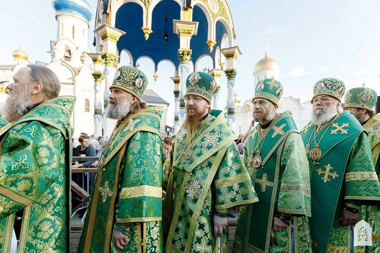 Свято-данилов монастырь служба. Николо-угрешский монастырь успенский храм. Священники александро невской лавры спб. Храм в почаеве. Богослужение николо-угрешский монастырь.