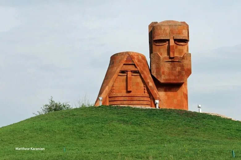 Сайты арцах. Армянский монумент Татик. Армения Татик папик. Татик папик Арцах. Степанакерт Татик папик.