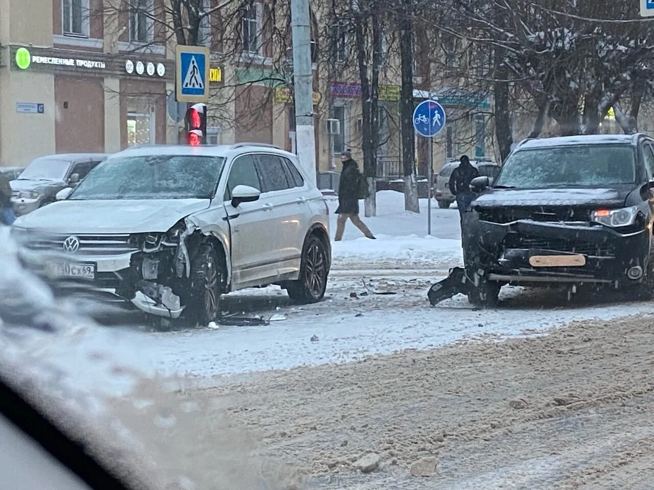 Авария в Твери сегодня на Петербургском шоссе. Авария на Санкт Петербургском шоссе Тверь. Авария на Санкт-Петербургском шоссе Тверь 21 декабря. Подслушано у водителей Твери. Подслушано у водителей твери сегодня