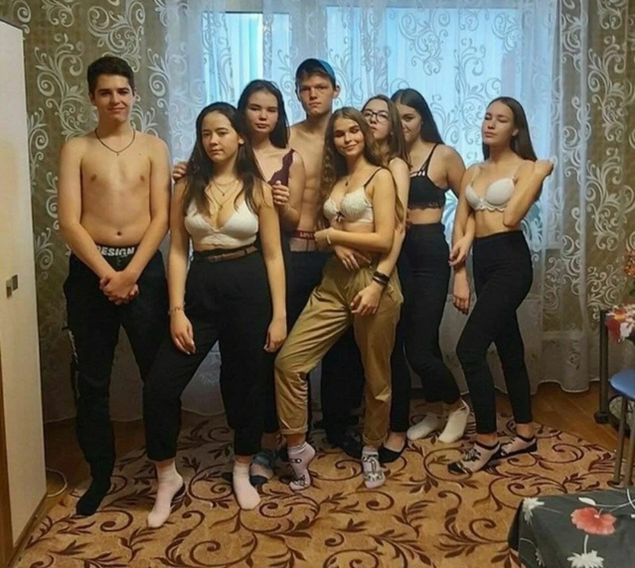 Шалашовки приехали на съемную хату и получили в дырки стволы мужчин на мальчишнике