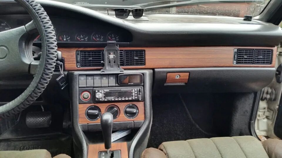 Audi 100 c3 салон. Ауди 100 автомат. Ауди 100 автомат. Audi 100 typ 44. Ауди 100 45 кузов 2.