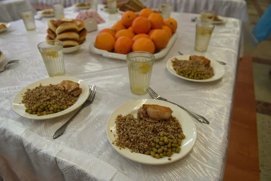 Ужасная еда в школьной столовой. Ужасная еда в столовой. Невкусная еда в школьной столовой. Еда в школьной столовой ужас. Кшп питание личный