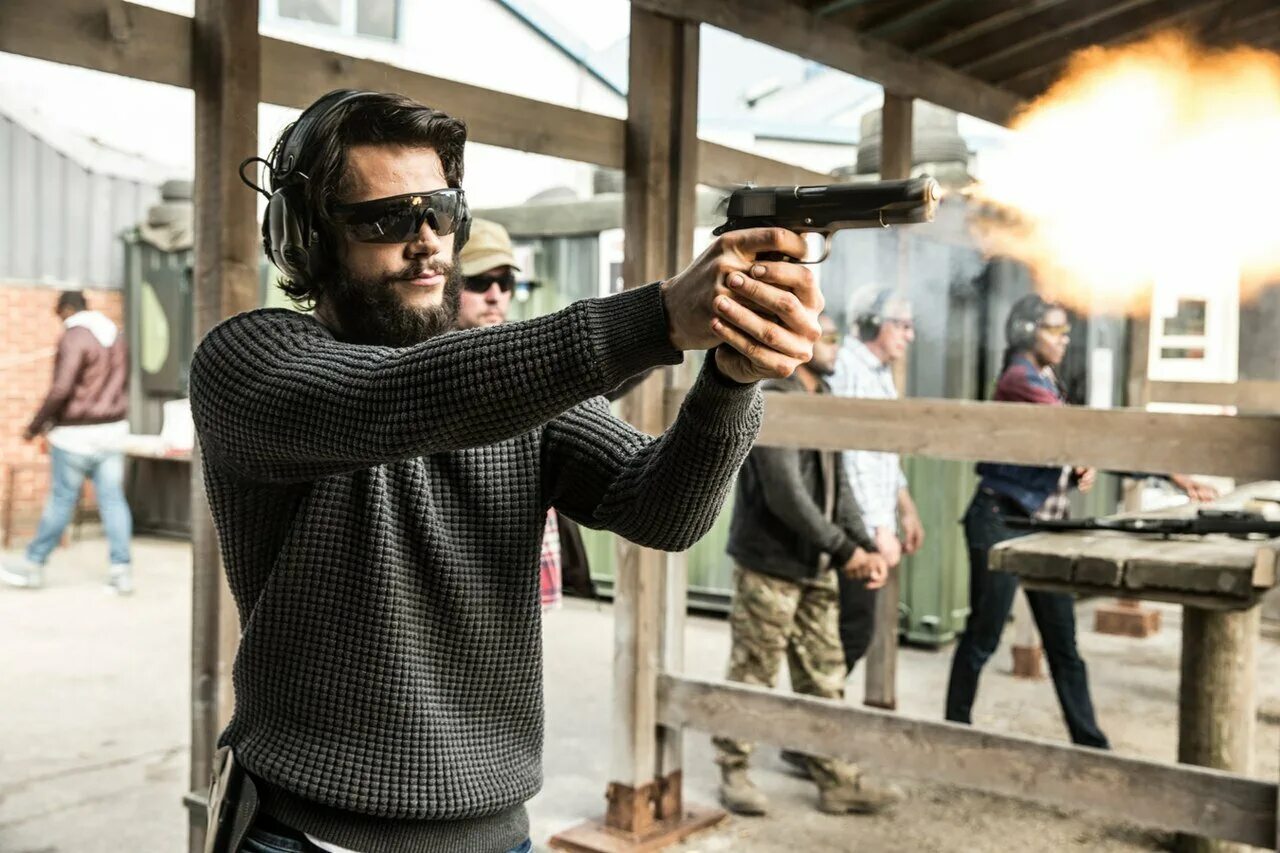 наемник дилан. тейлор китч наемник. дилан о брайен 2022. дилан о'брайен 2020 наемник. наемник 2017 постер.