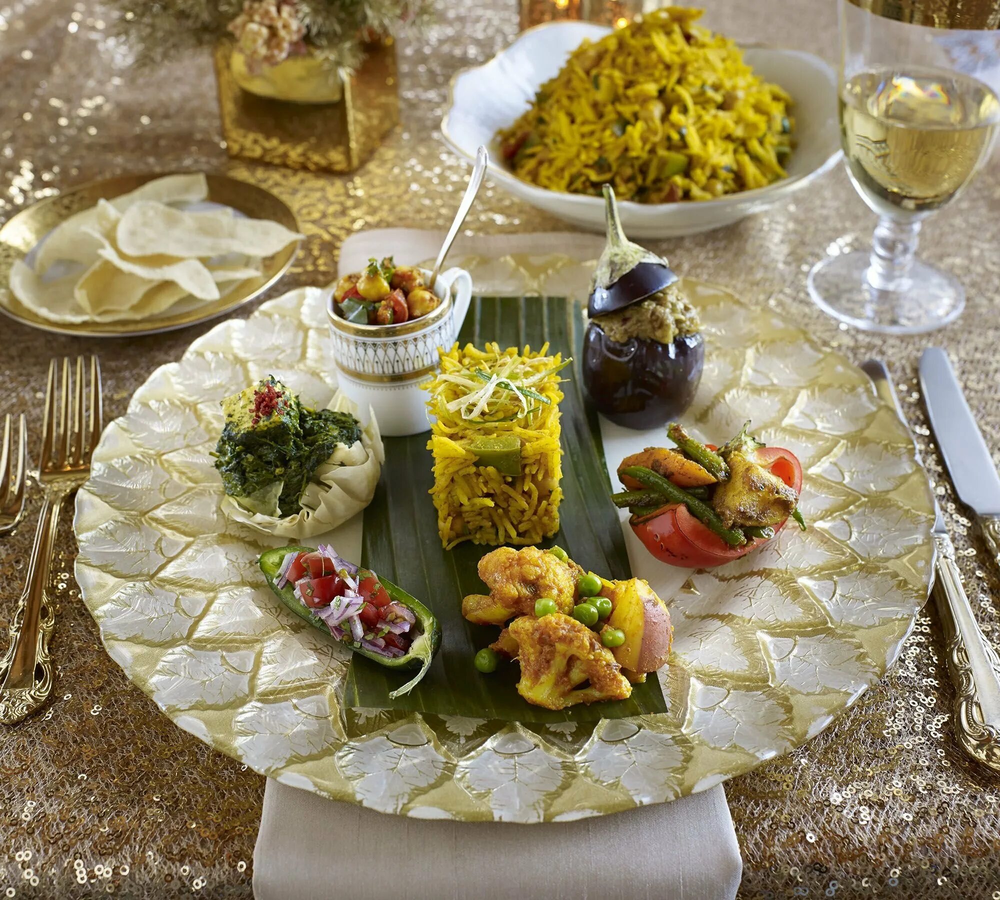 Греческий праздничный стол. Красиво сервированный стол. Свадебный стол с едой. Сервировка закусочного стола. Накрыть праздничный стол.