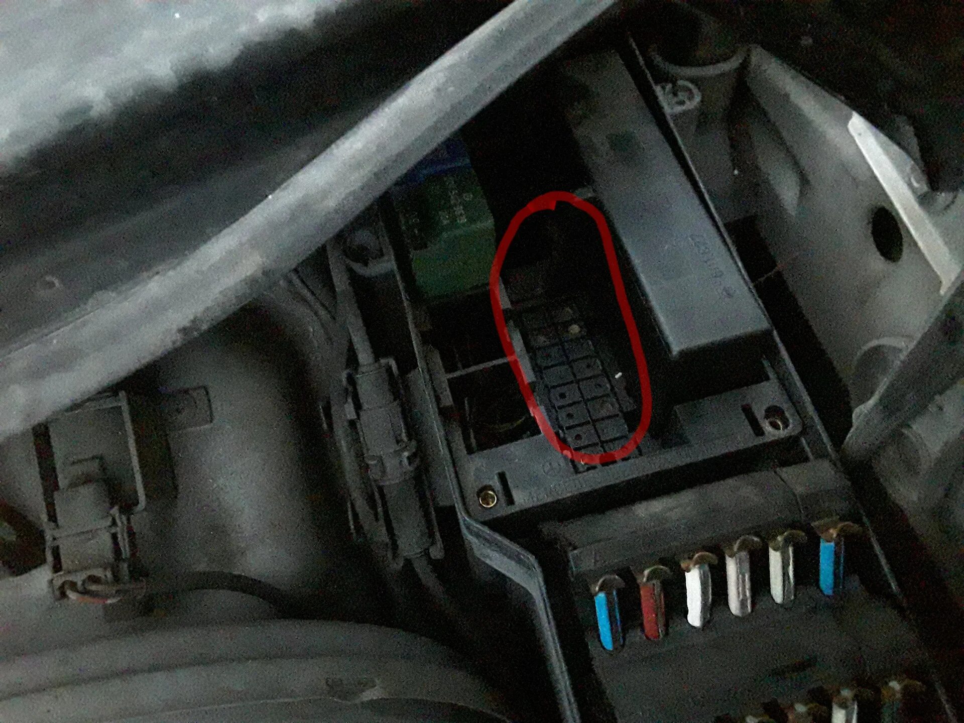 Старый разъём w124. Реле печки на мерседес w123. 124 не работает. Концевик задней передачи мерседес 124. 124 не работает.