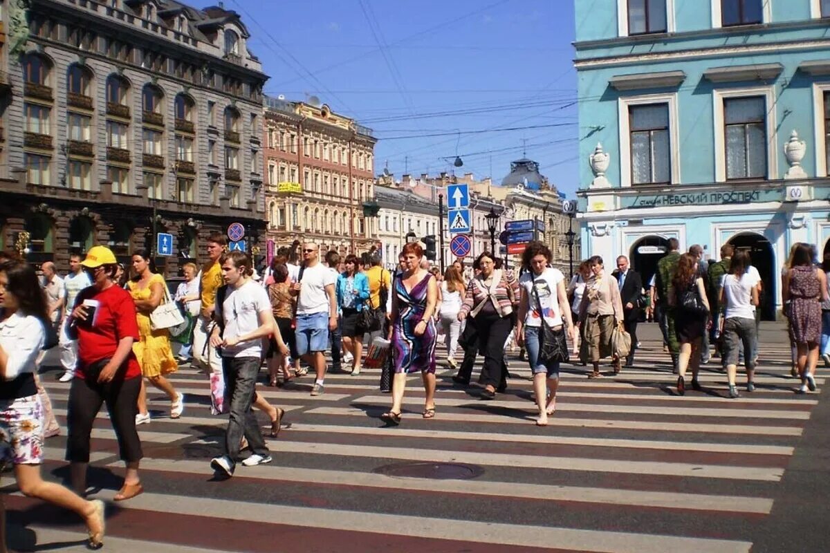 Толпа на Невском пр. в часы пик СПБ. Люди на улицах Москвы. Люди на улице Россия. Люди на улице города.