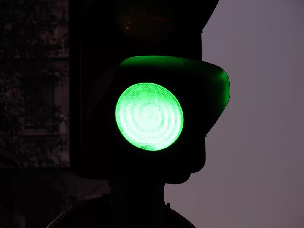 Мангалиб под зеленым светом. Зеленый свет. Зеленого света. Светофор светит зеленым. Зеленый цвет светофора.
