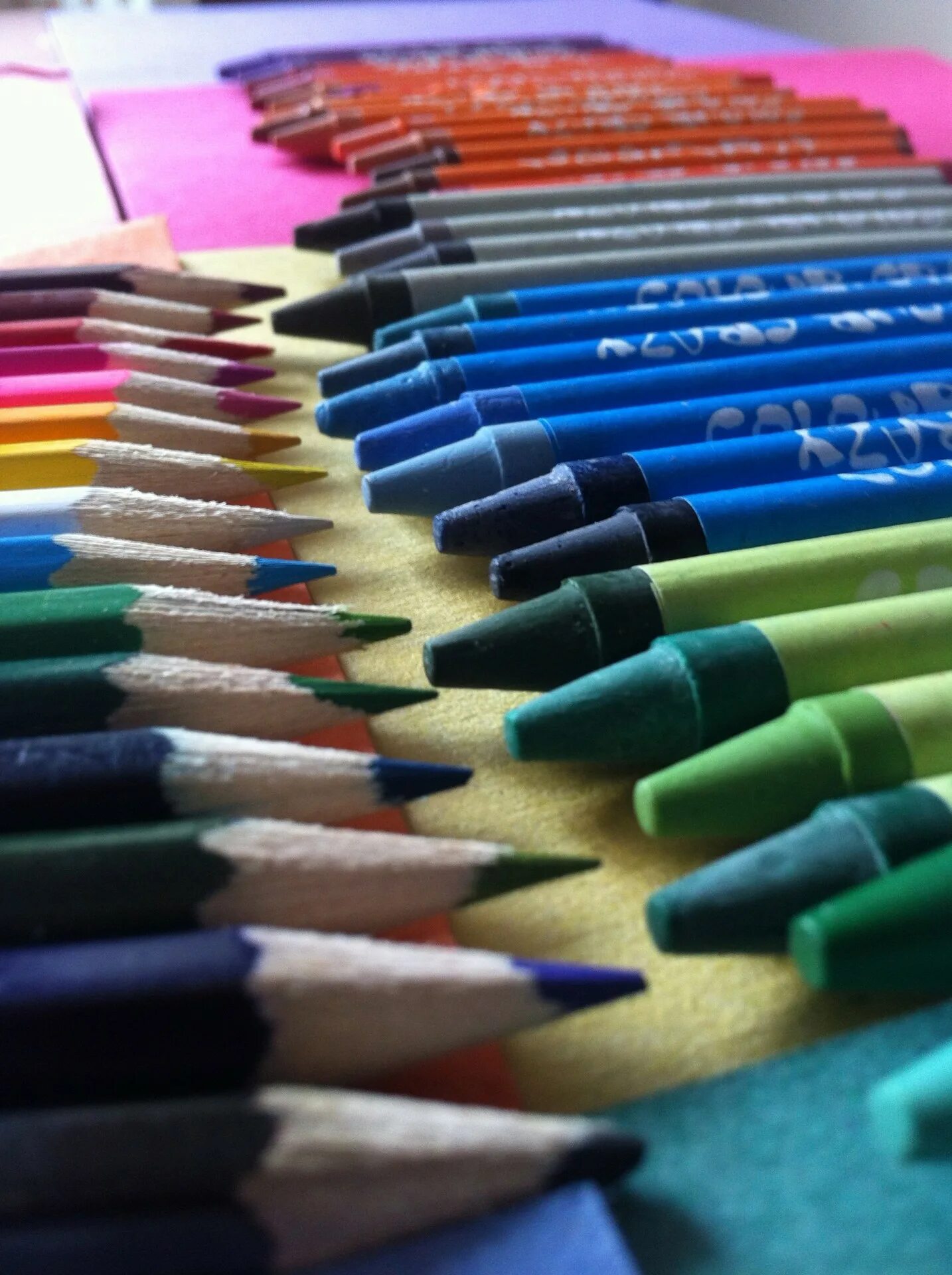 Лепка цветные карандаши. Конкурс цветные карандаши. Правильная расцветка карандашей. Бразилия цветные карандаши. Colorful vs colourful
