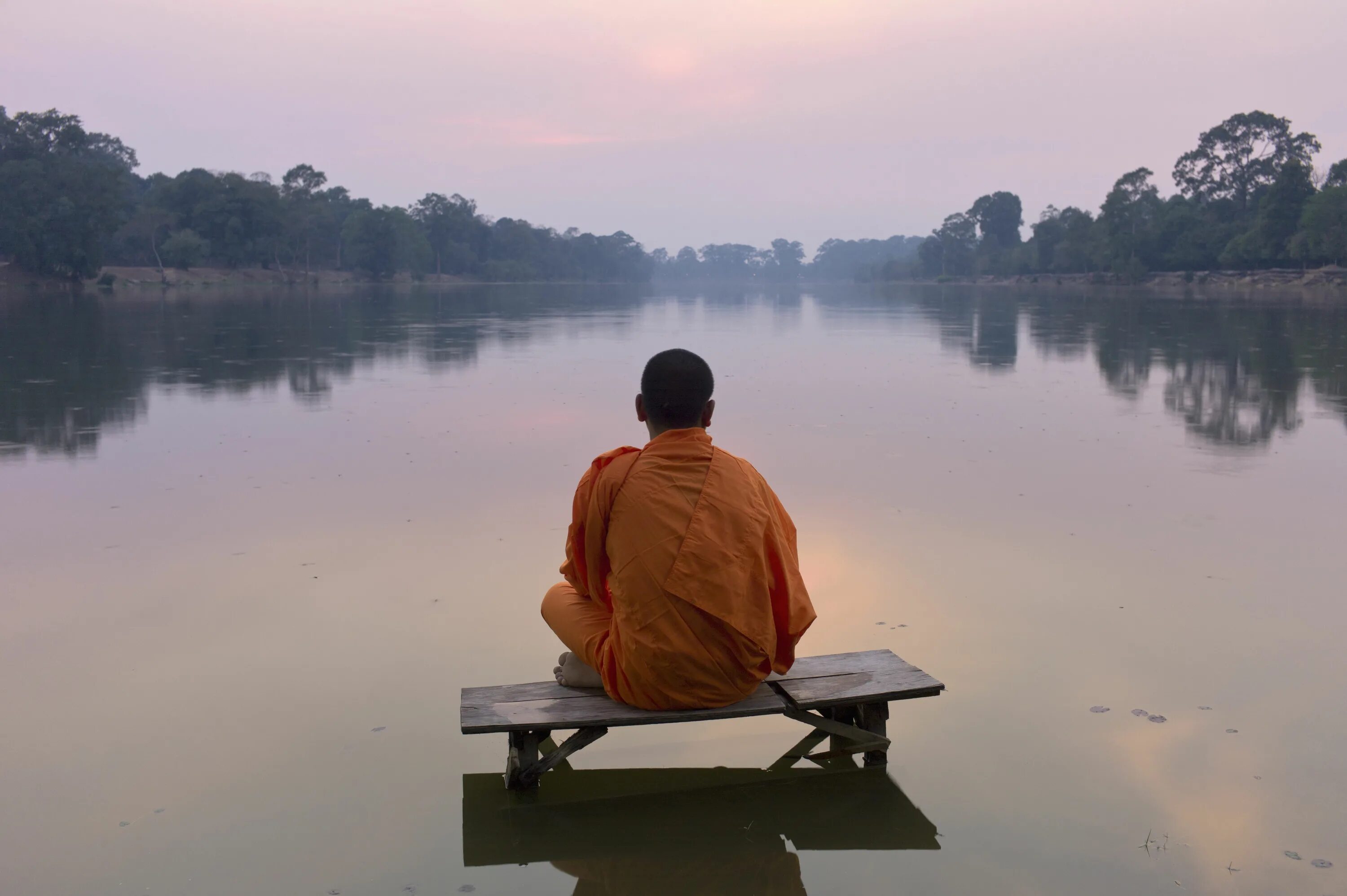 Жизнь учителя дзен. Будда монах. Дзен буддизм монахи. Медитация монах. Монах у реки.