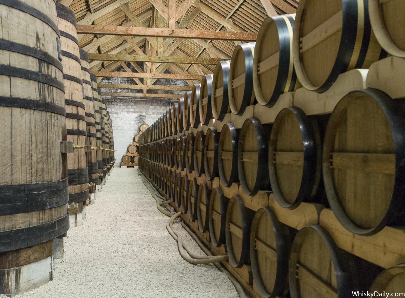 сырье для кальвадоса 4. Pere magloire металлическая круглая фляжка. бочки с кальвадосом. сырье для кальвадоса 4. бочка кальвадос.