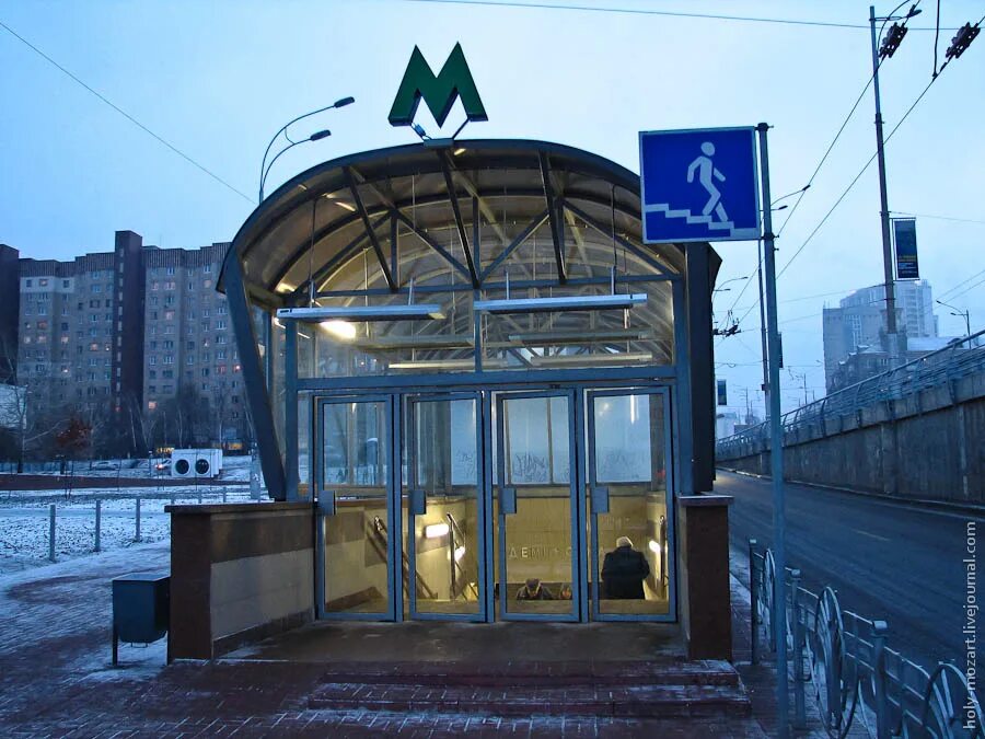 Метрополитен вход. Московский метрополитен снаружи. Станция метро Киевская снаружи. Метро Москвы станция вид снаружи. Киевская станция метро Москва снаружи.