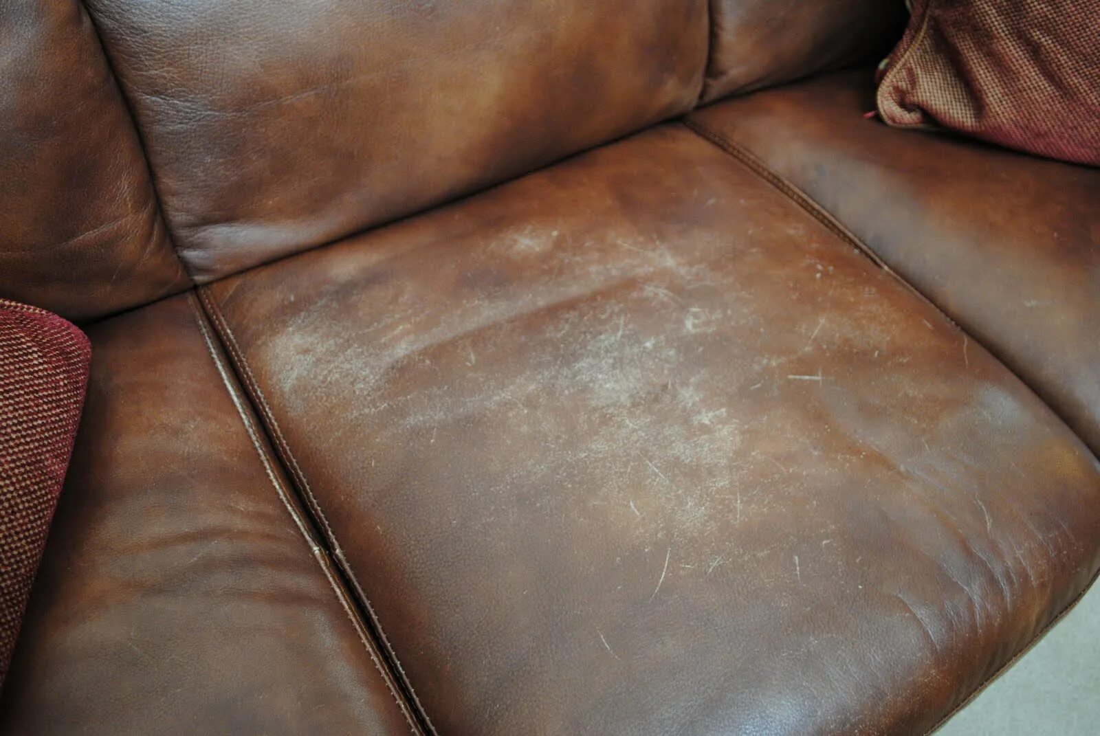 Старый кожаный диван. Диван кожа. Кожа для обивки дивана. Кожаный диван поврежденный.