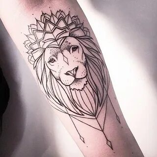 Лев на руке девушки