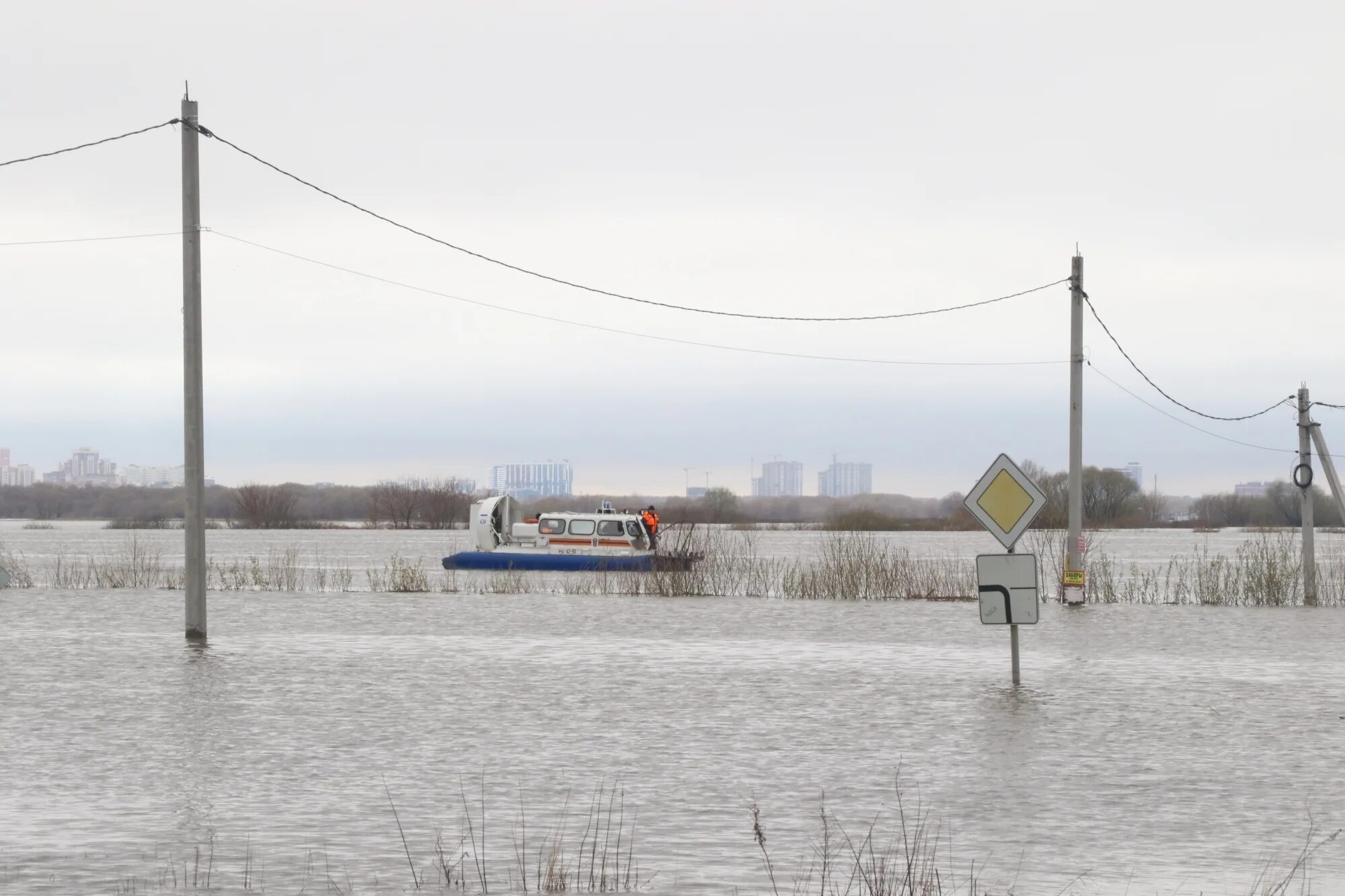 Река ока подъем уровня воды. Половодье Рязань Заокское 2023. Село Заокское половодье 2022. Уровень воды в реке Ока в Белоомуте. Половодье на Оке.