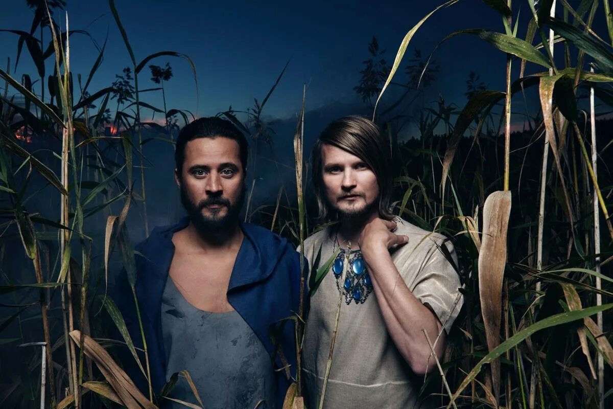 Here she comes he. Группа Röyksopp. Норвежская группа Royksopp. Royksopp вокалистка. Royksopp 2022.
