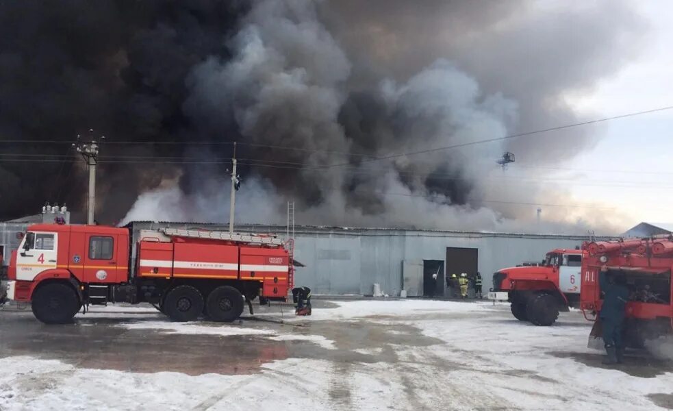 Пожар на Омской Омск. Тушение пожара на складе. Пожар в Омске сейчас. Пожарка Омская область. Омск 4 декабря