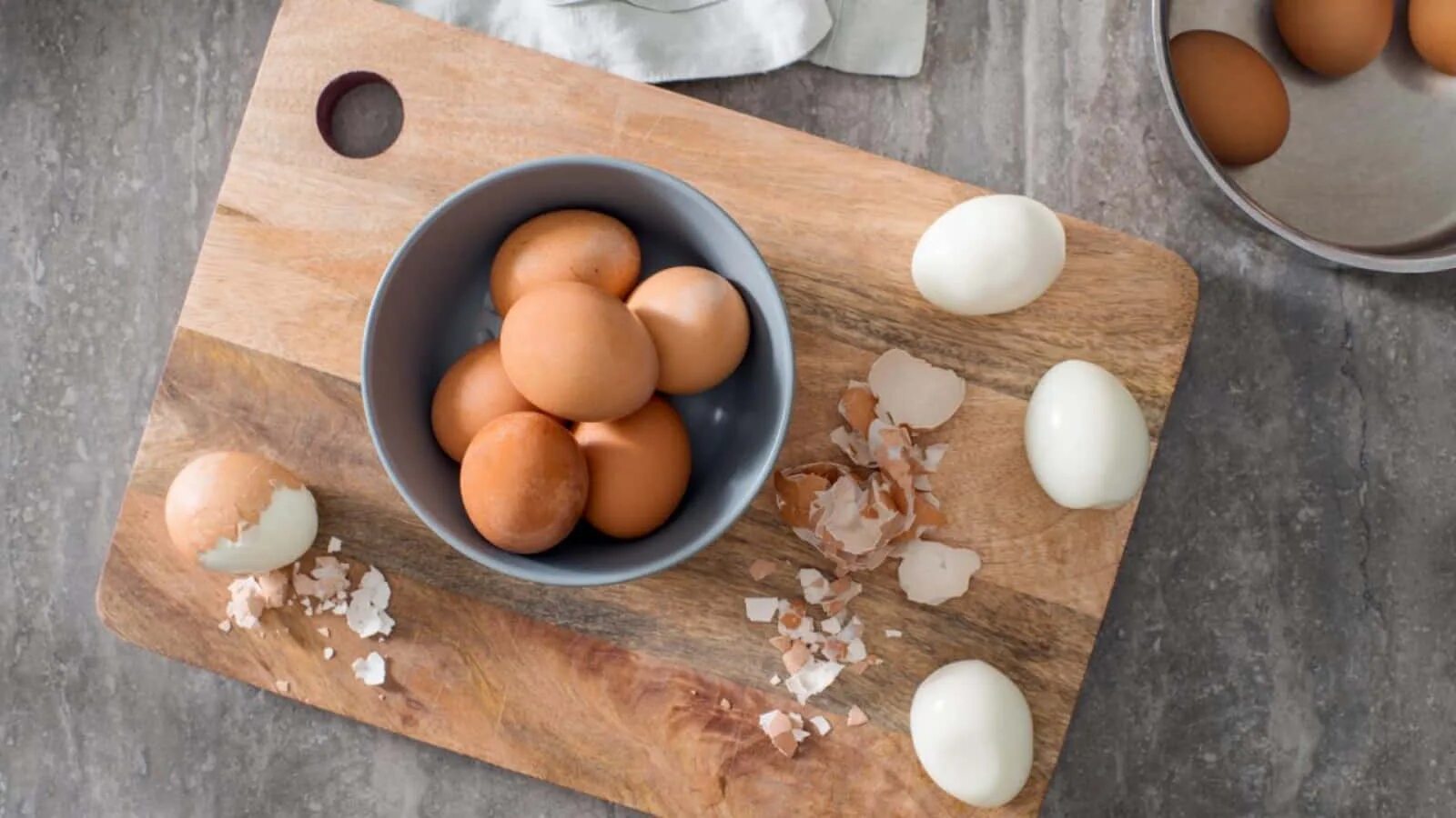 There some eggs on the table. Категории яиц. топ egg. types of eggs cooking.