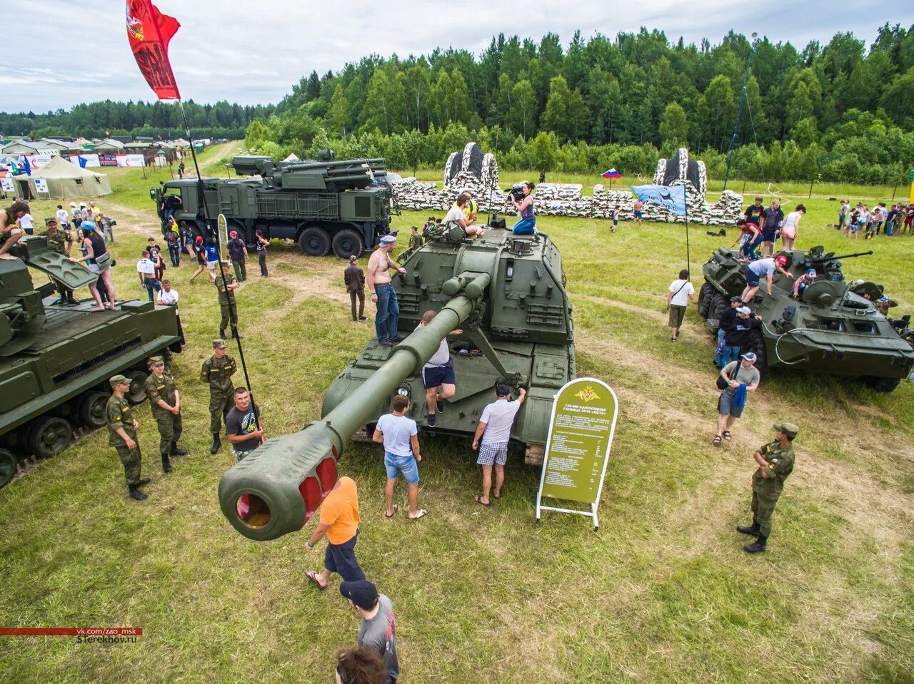 Нашествие армия. Военная техника на Нашествии. Танки на Нашествии. Нашествие фестиваль танки. Рок фестиваль Нашествие танк.