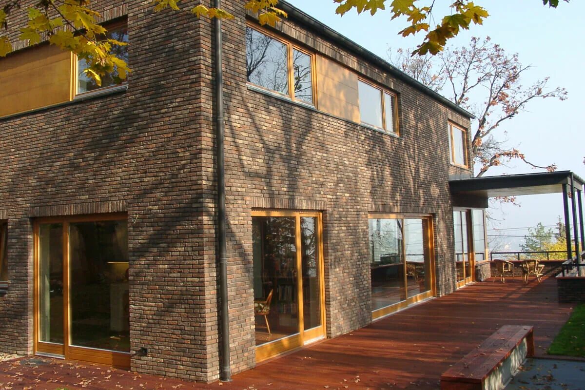 Фасад самостоятельно. Одноэтажный дом с мокрым фасадом. Навесные фасады с деревом. Современные навесные фасады. Фасад под дерево.