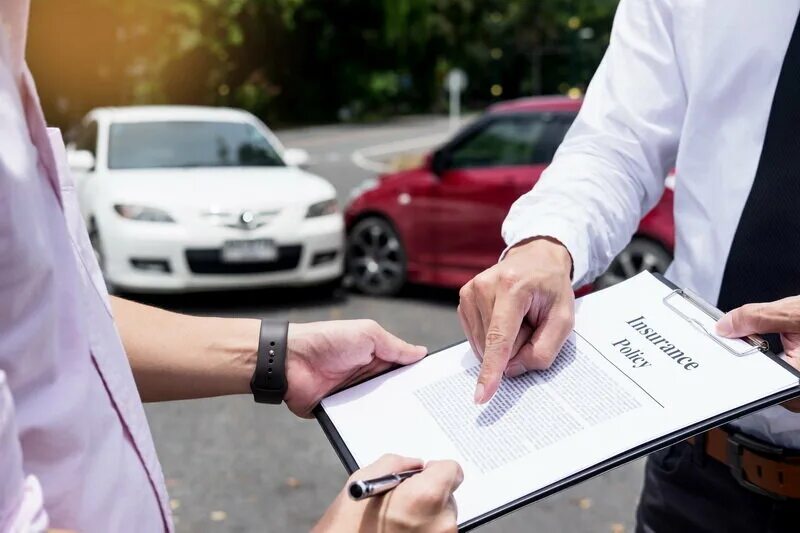 Получение страховки после травмы. Страхование автомобиля. Оценка автомобиля. Страховые агенты с машиной. Оценщик авто.