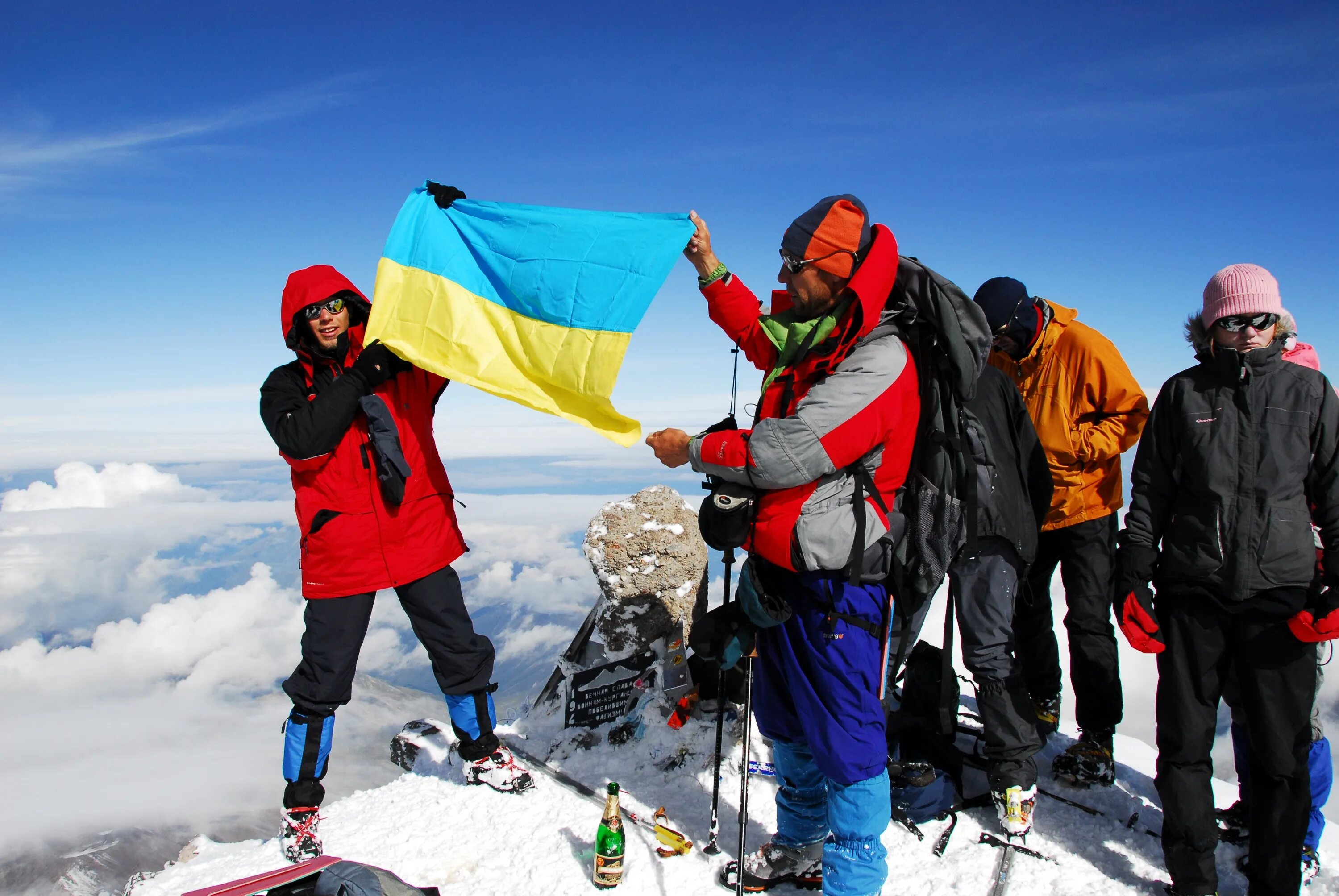 Эльбрус вершина. Альпинист на вершине. Эльбрус фото с вершины. Эльбрус альпинизм.