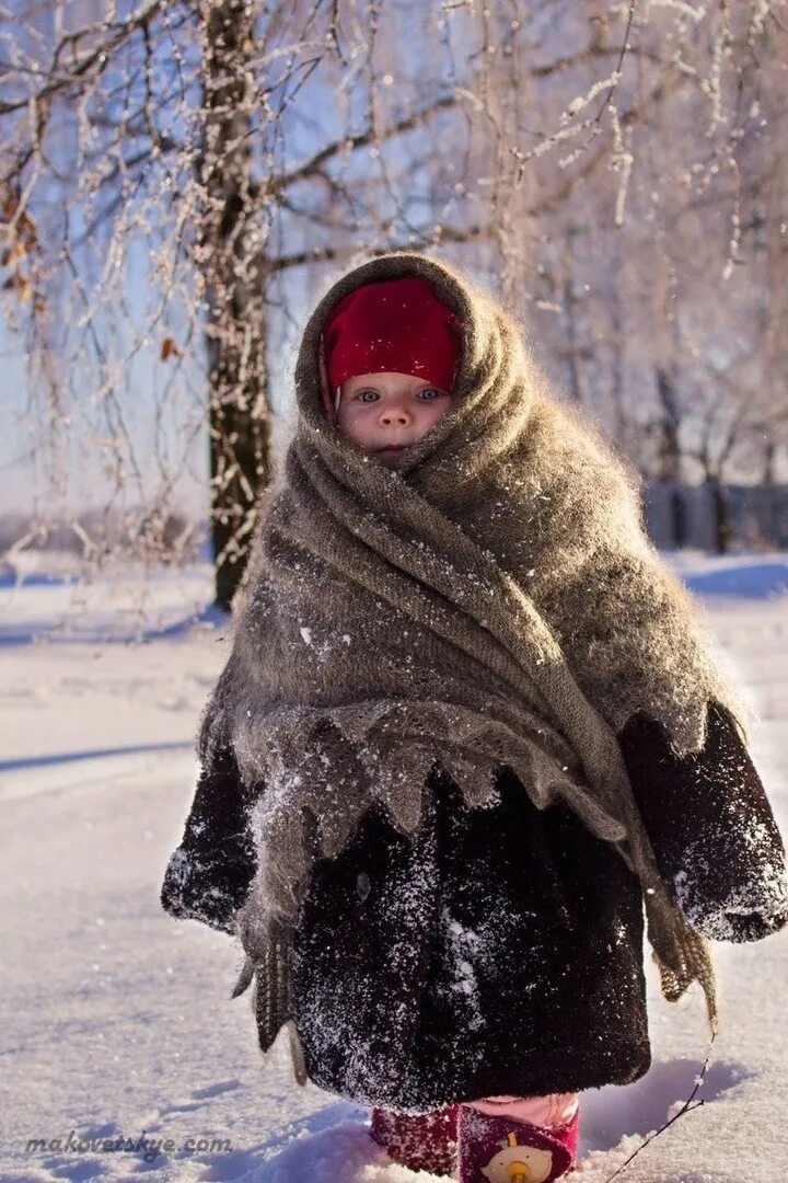 Холодно и не красива. Укутанный ребенок. Укутанный ребенок зимой. Девочка в тулупе. Ребенок в шубе и платке.