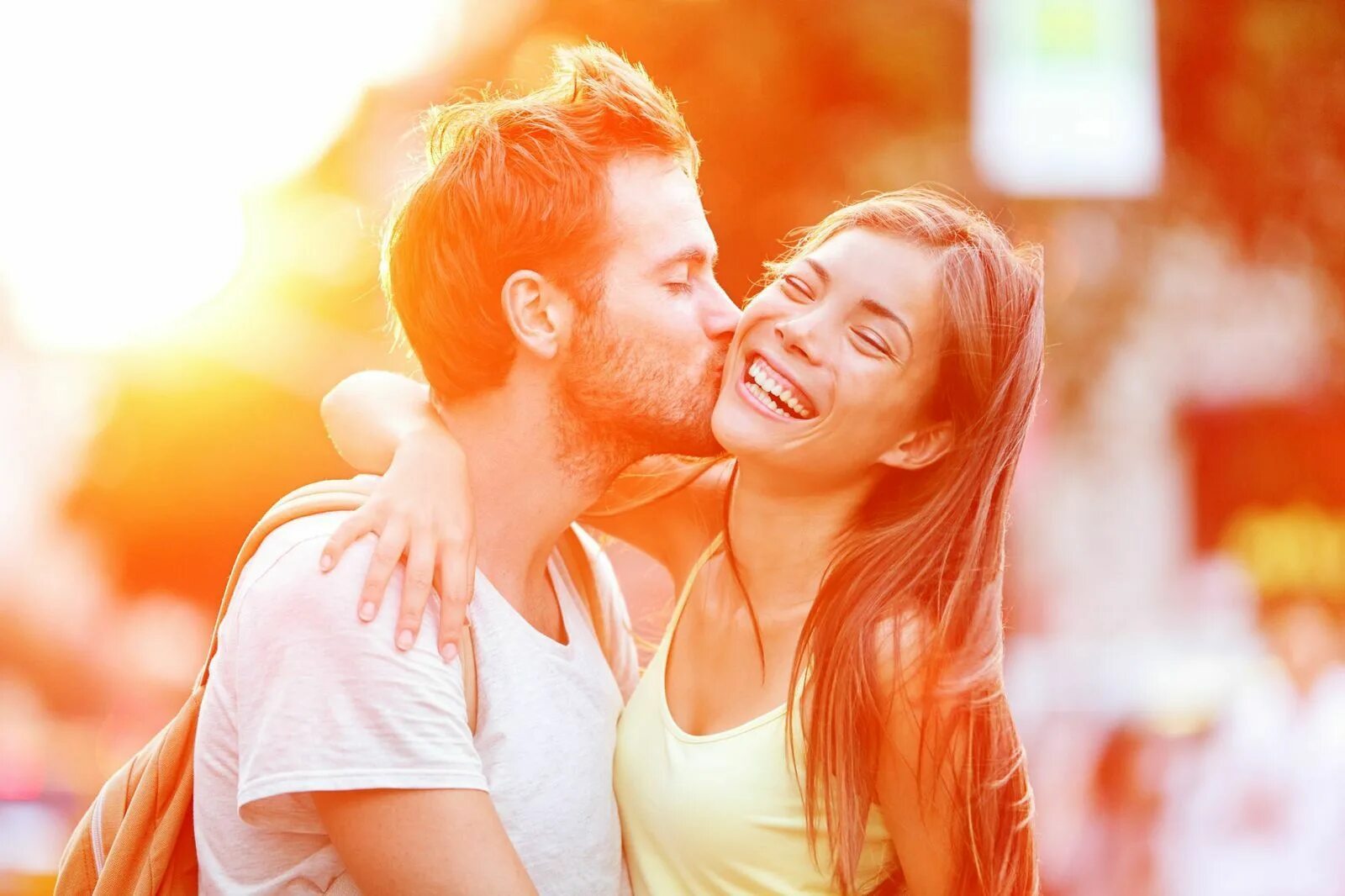 Счастливые пары. Счастливые мужчина и женщина. Мужчина и женщина улыбаются. Влюбленные парочки. Summer kiss