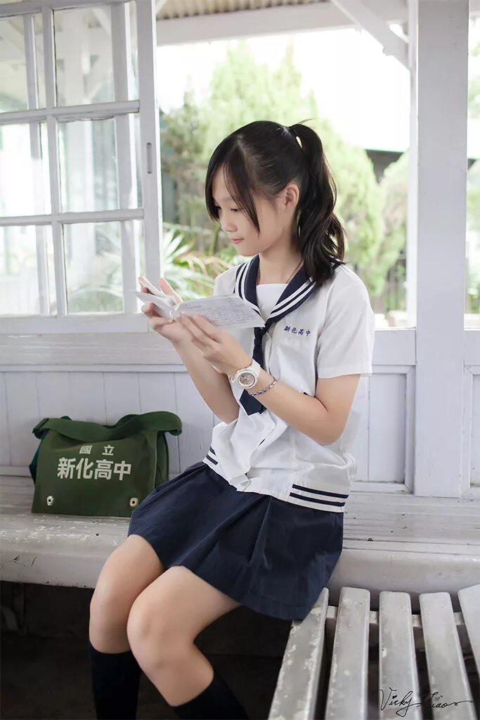 Japan School учитель girls. School girl поглядел.