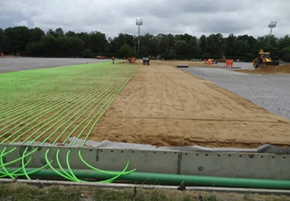 футбольное поле с подогревом в ясенево. стадион с подогревом. большое футбольное поле в москве. подогрев футбольного поля жидкостный. подогрев футбольного поля упонор.