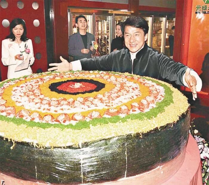 Огромная часть суши. Джеки Чан ест суши. Самые большие роллы. Самый большой ролл в мире. Огромные суши.