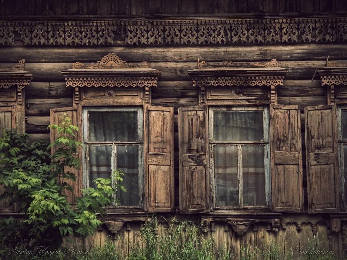 Окна старинный дом. Сергиев Посад деревянное зодчество. Деревянное зодчество архитектура Сибирь. Енисейск деревянное зодчество. Старый деревянный дом.