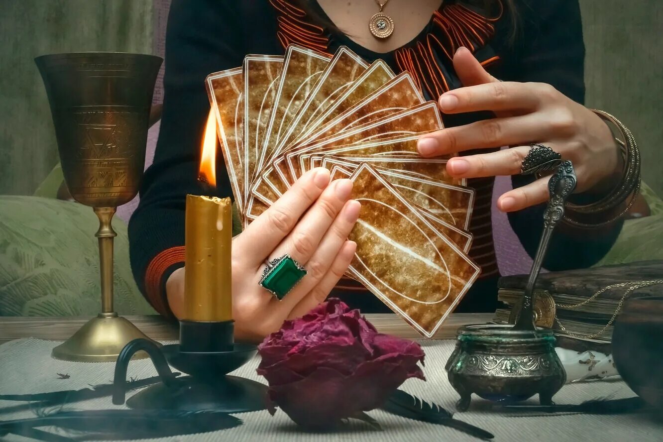 Песня 13 карт старая гадалка. Магический ритуал. Гадалка Таро. Женщина гадает. Магические атрибуты.