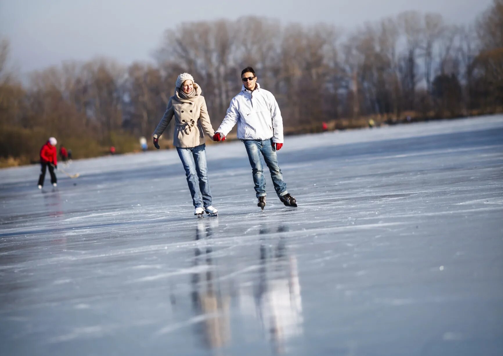 Катание. Кататься на коньках. Красивый каток. Зима каток. She likes skating