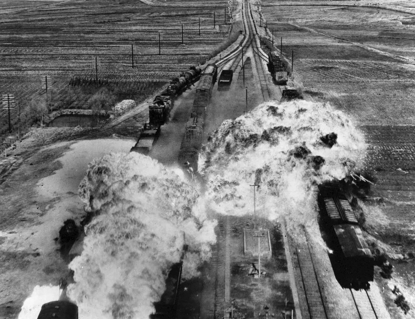 Бомбили жд. Железнодорожное полотно. Бологое 1941. Подорвали поезд в крыму. Бомбили жд.