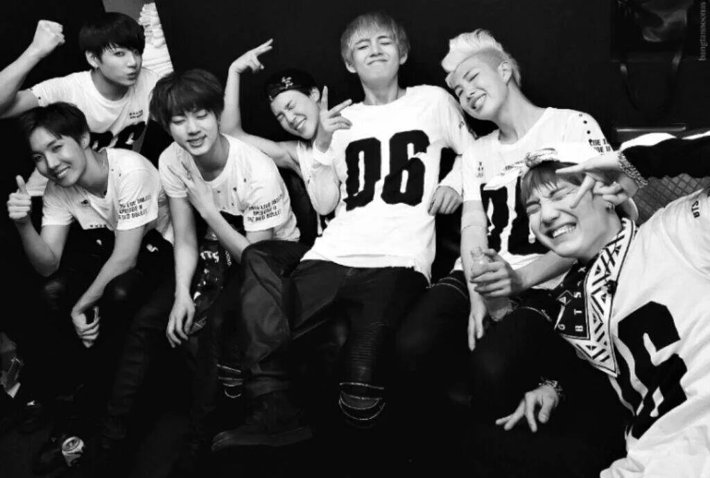 Bts белые. Группа бтс в полный рост. Бтс чб. Bts белые. Bts белые.